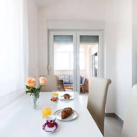 Cozy Apartment With Private Parking Medulin Exteriér fotografie