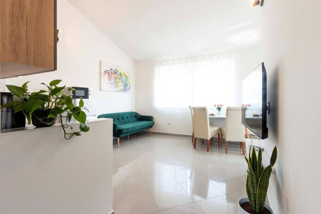 Apartmán Cozy With Private Parking *