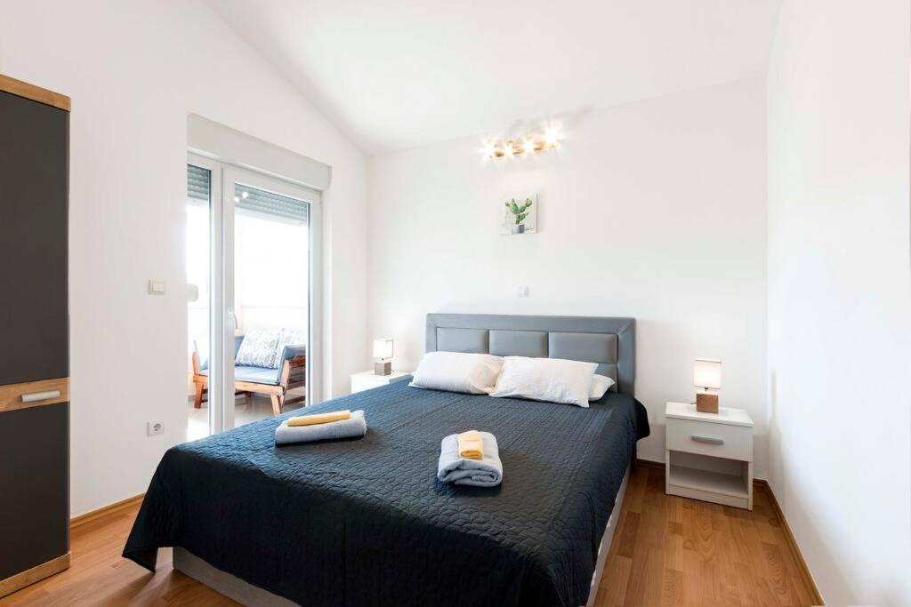 Cozy With Private Parking Apartmán